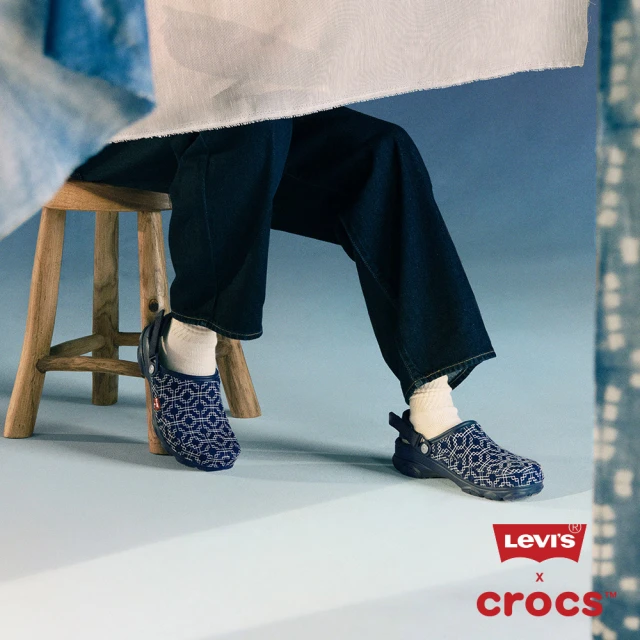 LEVISLEVIS x Crocs 男女共款 經典ALL TERRAIN CLOG 日式刺子繡丹寧布質鞋面 / 配飾3件組 / 深藍
