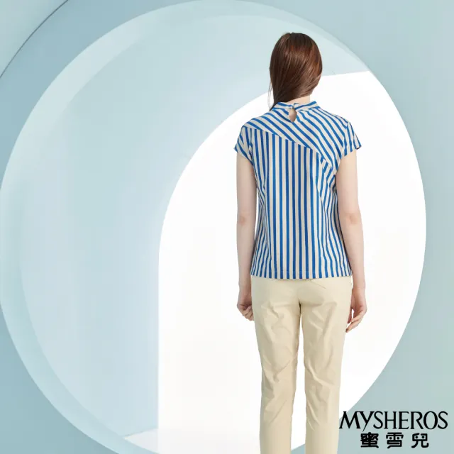 【MYSHEROS 蜜雪兒】純棉上衣 領巾造型領 條紋拚接造型 後背單釦(藍)