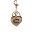 【COACH】C Logo 金屬及塗層帆布愛心吊飾/鑰匙圈(卡其色)