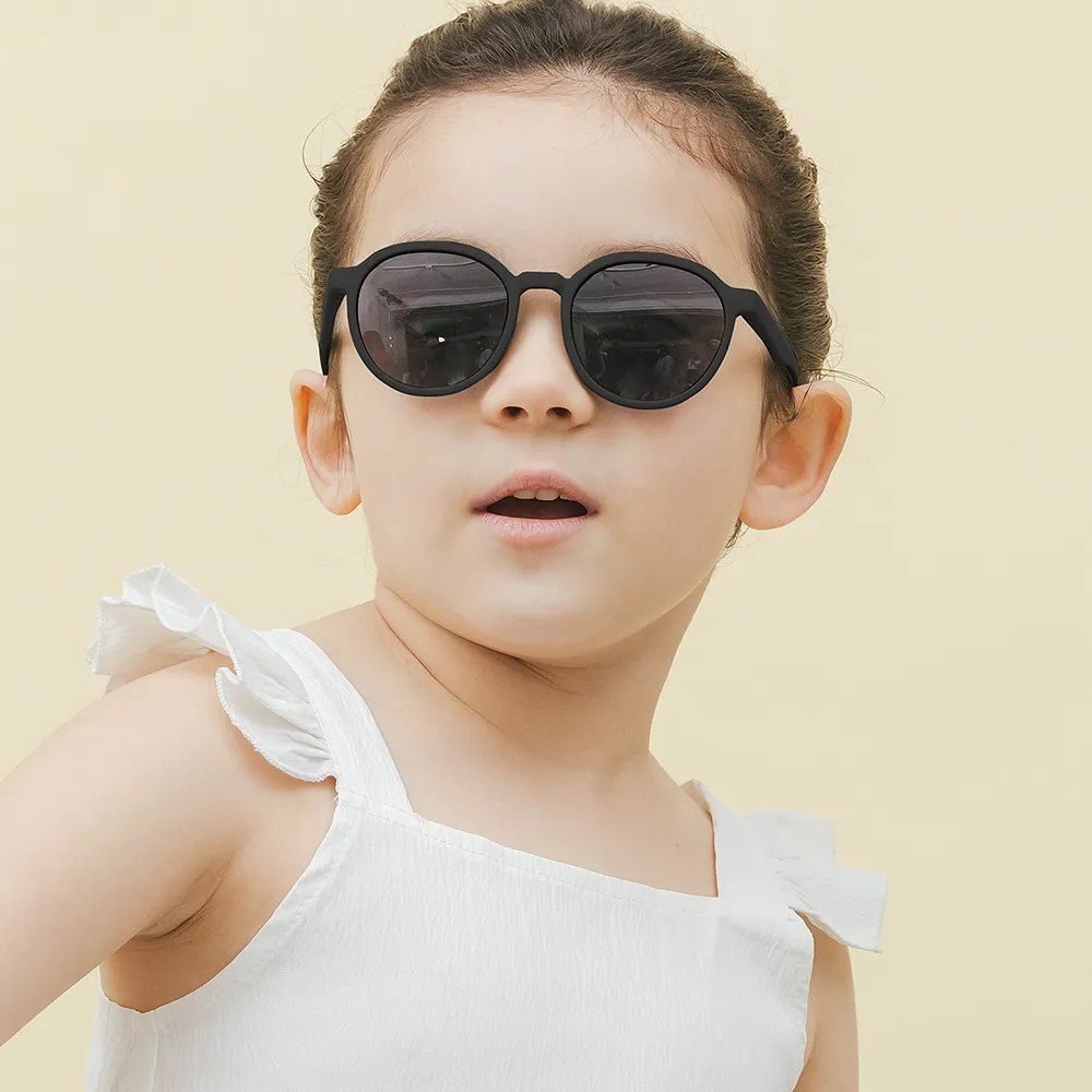【ALEGANT】樂遊霧感板黑兒童專用輕量矽膠彈性太陽眼鏡(UV400圓框偏光墨鏡)
