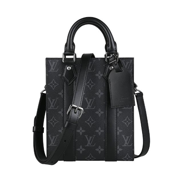 LV LOUIS VUITTON路易威登 Sac Plat Mini LV LOUIS VUITTON 路易威登 Sac Plat Mini 斜揹包,採用高階帆布與牛皮材質,黑色與灰色系選擇,配備原廠防塵袋,尺寸為長21.5cm x 寬7cm x 高22cm,提把高度21cm,背帶長度可調110~134cm,適合日常出勤與輕便攜帶,無內部與外部夾層設計,簡約實用。