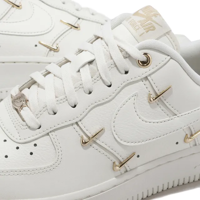 NIKE 耐吉】休閒鞋Wmns Air Force 1 07 LX 米白金屬勾勾女鞋炫雅AF1