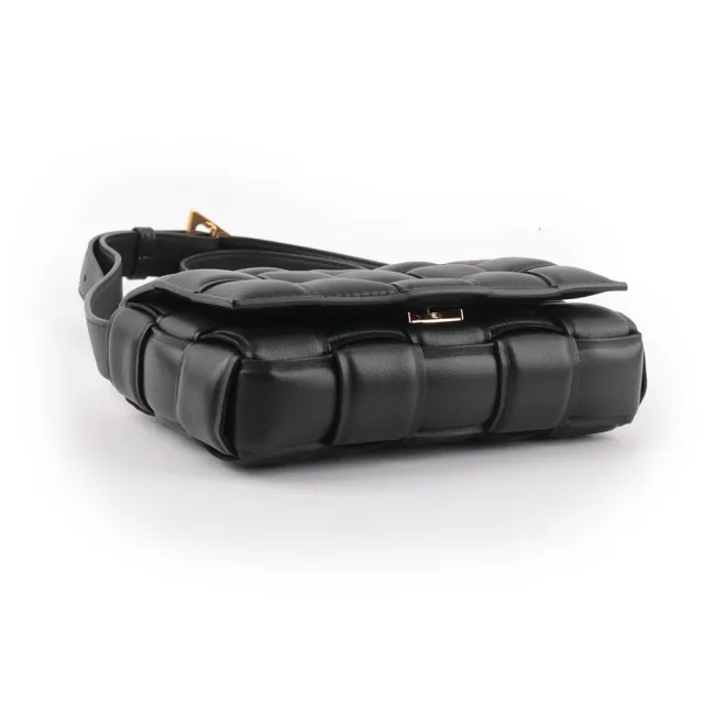 【BOTTEGA VENETA 寶緹嘉】小羊皮Padded Cassette枕頭編織包(黑色/金釦)