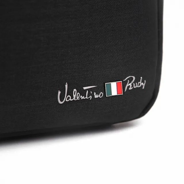 【Valentino Rudy 范倫鐵諾.路迪】加大款男性機能休閒橫式斜背/側背包-共兩色(可放A4尺寸資料/14吋筆電)