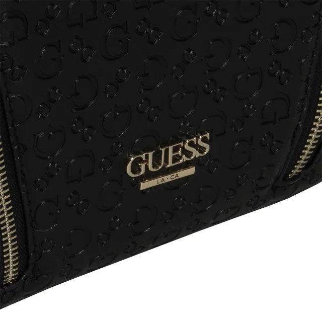 【GUESS】LOGO壓紋鉚釘背帶斜肩背包(黑)