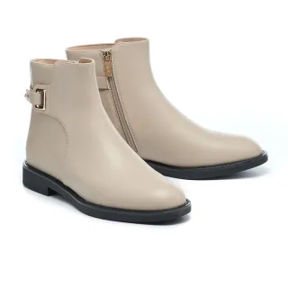 【AS 集團】簡約率性LOGO拉鍊全真皮低跟短靴(杏)