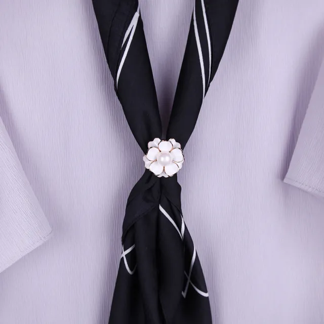 【Jpqueen】珍珠山茶花浪漫優雅披肩絲巾扣(2色可選)