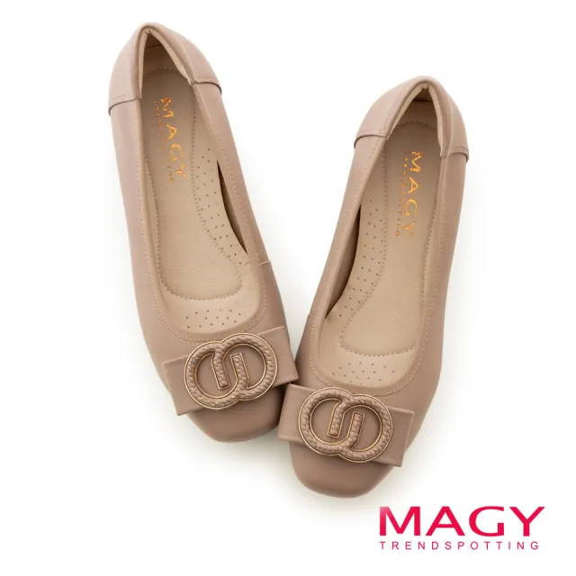 【MAGY】造型飾釦鬆緊帶真皮平底鞋(藕色)