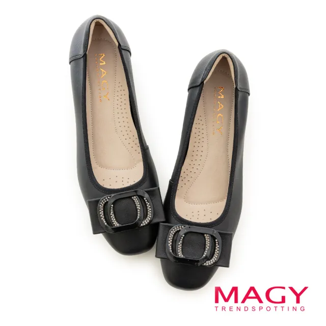 【MAGY】造型飾釦鬆緊帶真皮低圓跟鞋(黑色)
