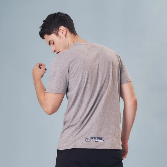 【5th STREET】男裝LOGO反白框線短袖T恤-麻灰色