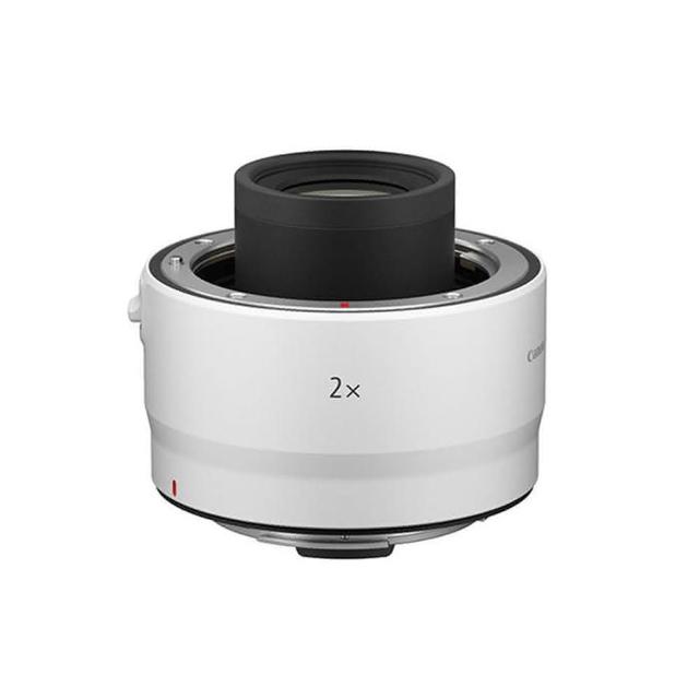 Canon RF 2.0x 延伸鏡專為RF接環鏡頭設計，將焦距瞬間加倍至2倍，維持高畫質與自動對焦效能。適合野生動物、體育攝影等遠距拍攝需求，輕巧耐用，提升您的專業攝影體驗。