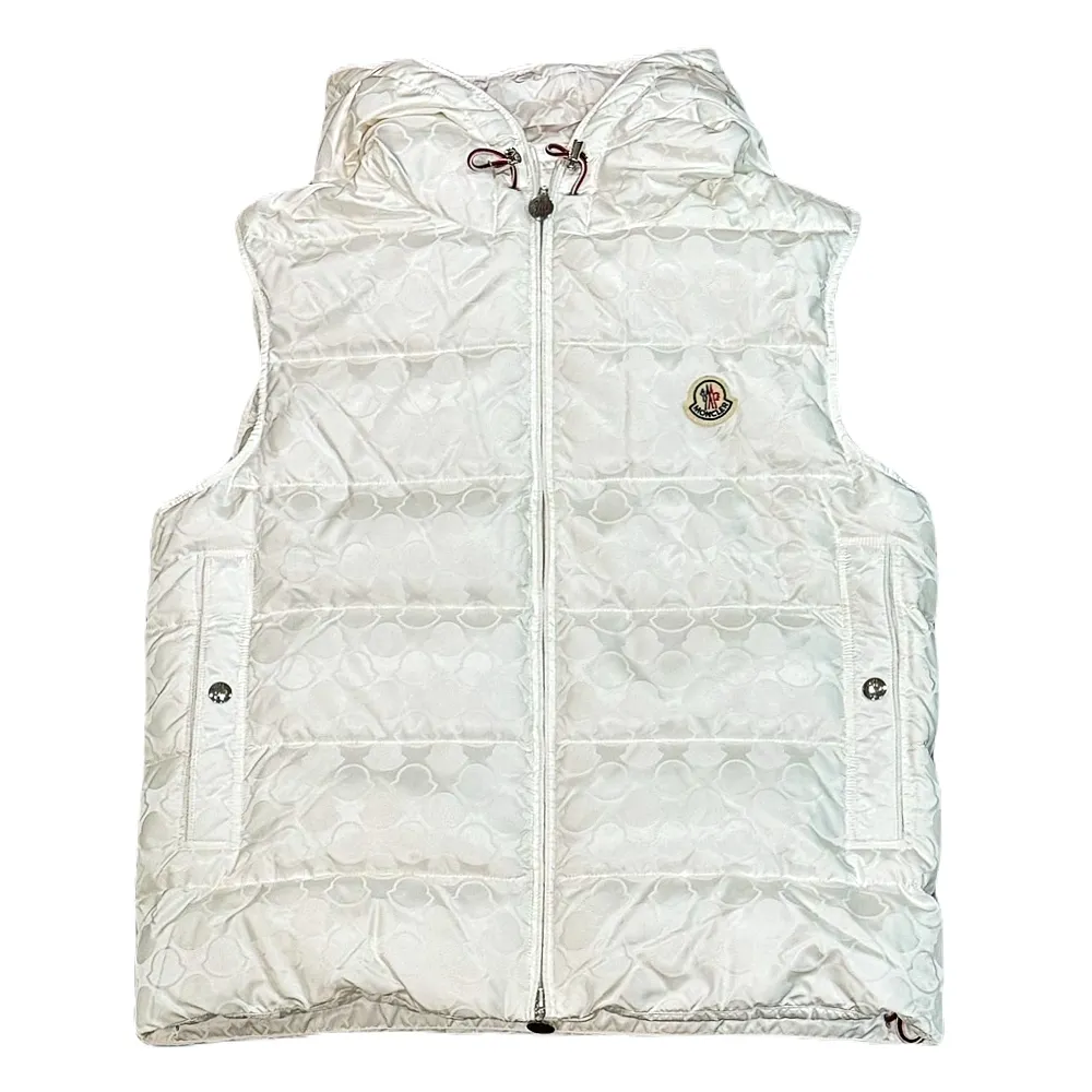 【MONCLER】男款 VANOISE 品牌LOGO 連帽羽絨背心-白色(2號USA-M、4號USA-XL)