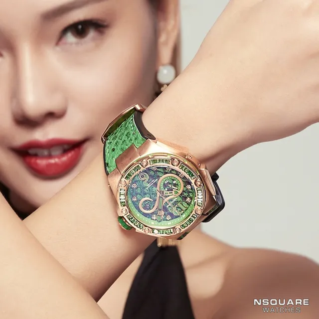 【NSQUARE】SNAKE QUEEN蛇后系列 愛時 魅力皇后 施華洛世奇水晶蛇紋46mm自動機械腕錶(翡翠綠 L0471-N11.3)