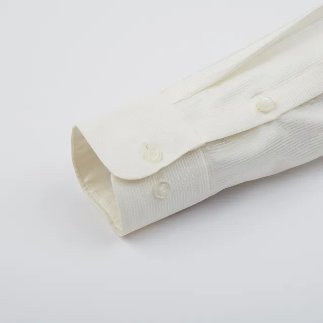 【ROBERTA諾貝達】日本素材 台灣製 內鍊優雅 紳士腰身嚴選長袖襯衫(米色)