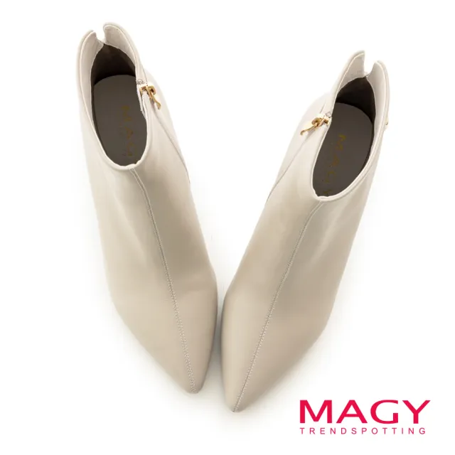 【MAGY】柔軟羊皮尖頭高跟短靴(米色)