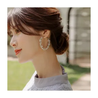 【OB 嚴選】韓國連線優雅珍珠花圈低敏銀針耳環 《XA276》