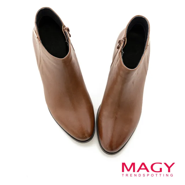 【MAGY】金屬V型釦環真皮粗跟短靴(棕色)