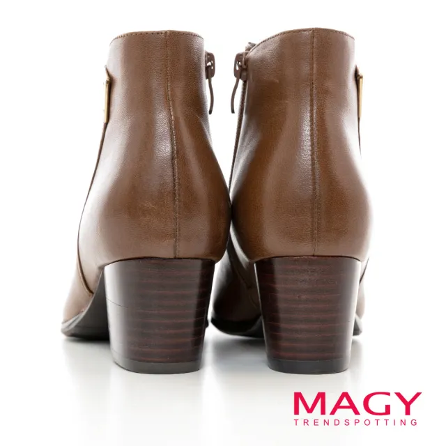 【MAGY】金屬V型釦環真皮粗跟短靴(棕色)