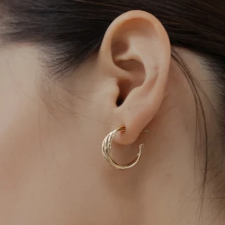 【Queenshop】女裝 正韓 三曲線扭轉造型耳針式耳環 現+預 07030839