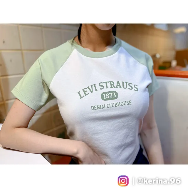 【LEVIS 官方旗艦】女款 撞色拼接袖合身短版T恤 / 復古學院風字母Logo 綠 熱賣單品 A6534-0001