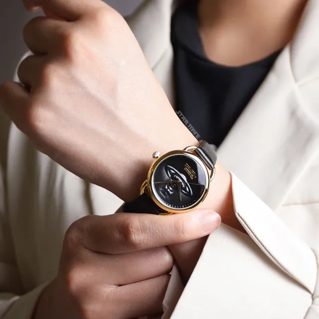 Vivienne Westwood】金框黑面經典LOGO土星浮雕錶盤設計黑色皮革錶帶腕