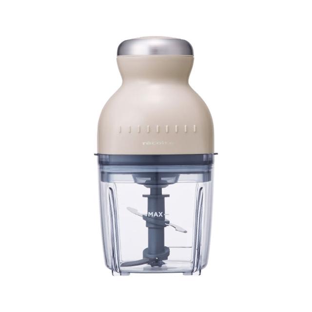 récole麗克特 Bonne RCP-3 萬用調理機，專為家庭廚房設計，500ML食品級Tritan容器不含雙酚A（BPA），安全無虞。24000RPM高速運轉，搭配304不鏽鋼四刃刀頭、磨泥盤及奶油攪拌盤，輕鬆製作嬰兒副食品、冰沙、奶油及各種料理。配件齊全，包括調理杯、杯蓋、料理刮刀及28道精緻食譜，本體尺寸約W124xD117xH234mm，重量約1100g，110V/200W，BSMI認證R35178，主機一年保固。中國製造，適合忙碌父母及料理愛好者，提升廚房效率。以上規格以實際出貨為準。