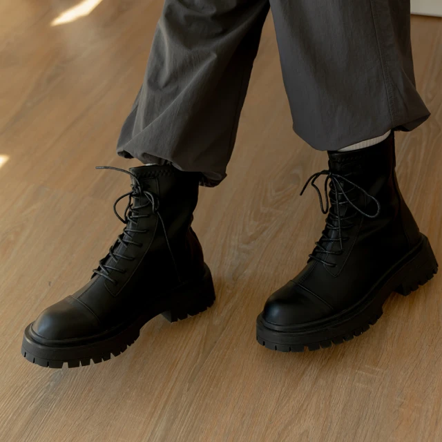 KOKKO 集團 超顯瘦時髦方頭貼腿粗跟短靴(深咖色)優惠推