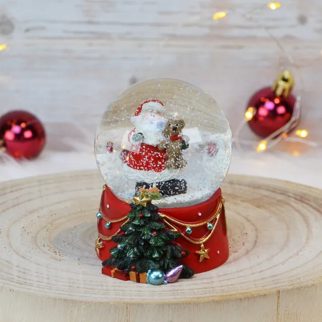 【YU Living 信歐傢居】日本進口 聖誕老人與小熊聖誕樹造型雪花球 3吋高(紅色/水晶球 桌上擺飾)