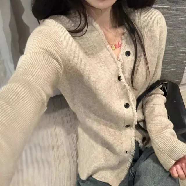 【Amirr 艾米爾】★修身抽鬚V領針織毛衣外套(女上衣/長袖/開衫)