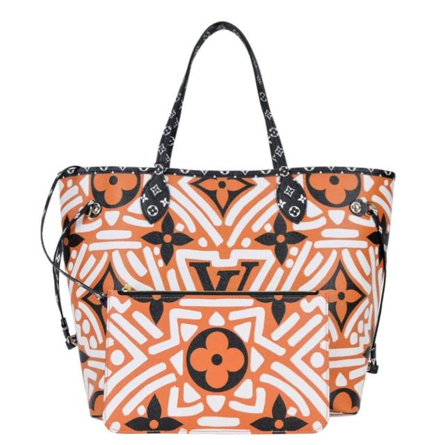 LV LOUIS VUITTON路易威登 M56584 Neverfull MM 帆布印花塗鴉幾何附手拿肩背托特包 時尚百搭的LV Neverfull MM托特包,採用經典帆布材質,並以獨特的印花塗鴉幾何圖案點綴,兼具復古與潮流風格。輕便實用,適合日常出勤、購物或短途旅行,配有可拆卸肩帶與手提提手,靈活多變。內裡空間充足,設計精緻,展現LV高階工藝與品牌特色。