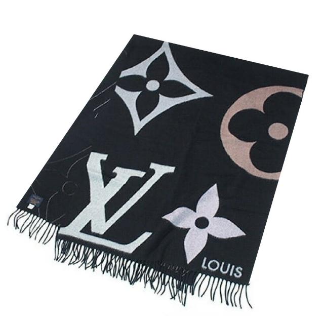 LV LOUIS VUITTON路易威登 M76383 經典 Ultimate 系列 Monogram 花紋羊毛羊絨流蘇圍巾 這款 LV M76383 經典 Ultimate 系列 Monogram 花紋羊毛羊絨流蘇圍巾,以品牌經典的 Monogram 花紋為設計靈感,結合高品質羊毛與羊絨材質,帶來極致柔軟與保暖效果。流蘇設計增添時尚感,適合日常搭配或作為禮物贈送,展現 LV 品牌的高階時尚風格與獨特工藝。