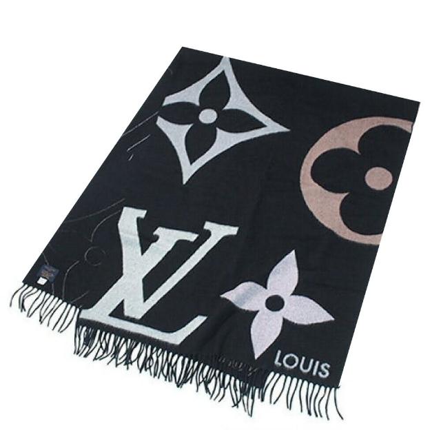 這款 LV M76383 經典 Ultimate 系列 Monogram 花紋羊毛羊絨流蘇圍巾，以品牌經典的 Monogram 花紋為設計靈感，結合高品質羊毛與羊絨材質，帶來極致柔軟與保暖效果。流蘇設計增添時尚感，適合日常搭配或作為禮物贈送，展現 LV 品牌的高階時尚風格與獨特工藝。