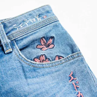 【EDWIN】江戶勝 女裝 經典櫻花刺繡窄管牛仔褲(拔淺藍)