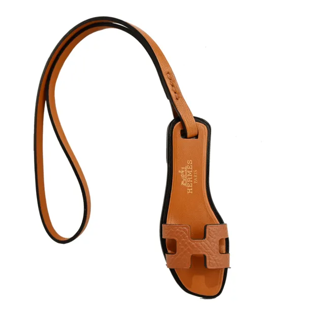 【Hermes 愛馬仕】Oran Nano 小牛皮奧蘭涼鞋吊飾(棕)