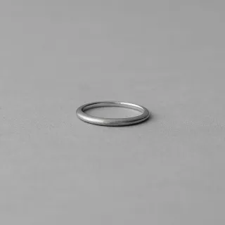 【ete】PT900 層疊髮絲紋圓潤戒指(鉑金色)