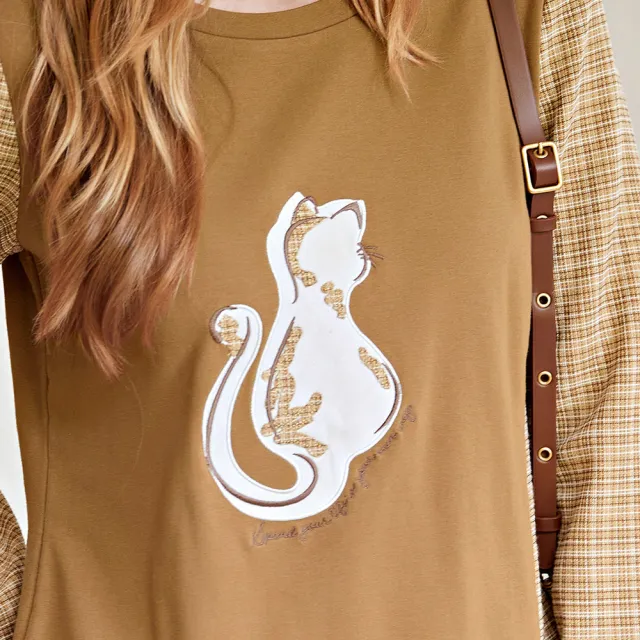 【ILEY 伊蕾】貓咪貼布繡拼接格紋花呢袖上衣(咖色；M-XL；1233521202)