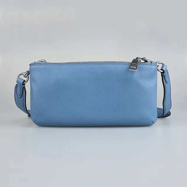 【COACH】經典銀色金屬LOGO鵝卵石紋路皮革斜背包(淺藍)