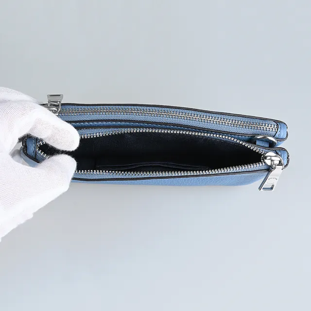 【COACH】經典銀色金屬LOGO鵝卵石紋路皮革斜背包(淺藍)