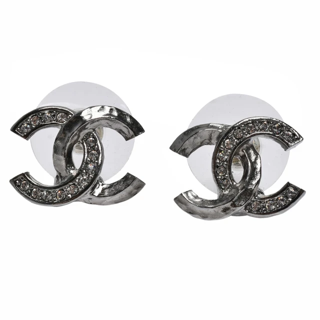 CHANEL 香奈兒 經典雙C LOGO刻紋半水鑽鑲飾穿式耳環(銀AB7333-ARG)