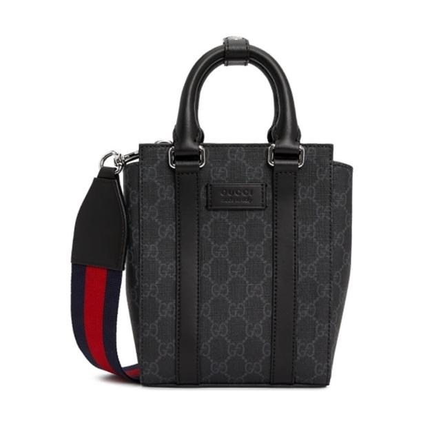 GUCCI古馳 696010 經典 GG Supreme 帆布迷你中性款手提斜背手機兩用包，黑色系設計，全新商品，來自歐洲GUCCI專櫃購入。外層為牛皮與帆布拼接，開放式開口，內設1個夾層，適合日常攜帶手機與小物，輕便實用，男女皆宜。附贈GUCCI專櫃防塵套與盒裝，並提供專櫃購買憑證影本。背帶可調可拆，最長約56cm，兼具手提與斜背兩種背法。
