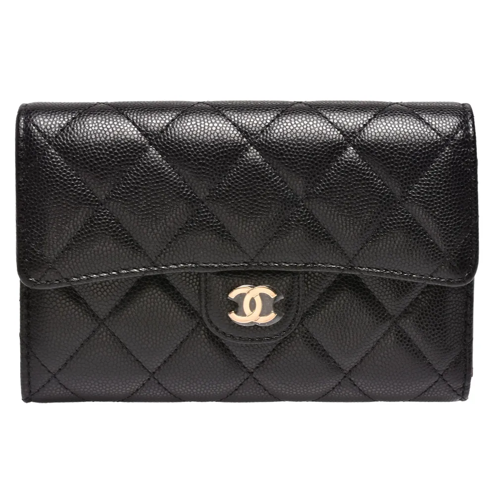 【CHANEL 香奈兒】經典金色金屬雙C LOGO菱格粒紋牛皮暗釦三折中夾(黑AP0232C-NOIR-GP)