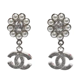 【CHANEL 香奈兒】經典橢圓珍珠裝飾雙C LOGO水鑽鑲飾造型夾式耳環(銀色ABB470-ARG)