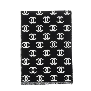 【CHANEL 香奈兒】新款滿版雙C LOGO羊毛圍巾/披肩(黑色/白色)