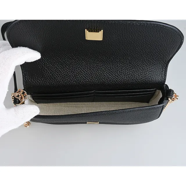 【TORY BURCH】Chelsea金屬LOGO荔枝紋皮革翻蓋吸扣小斜背包(黑)