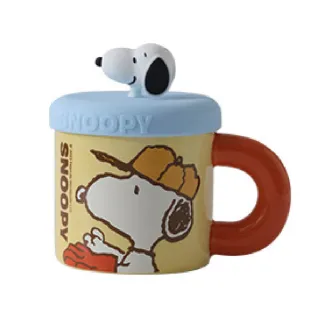 【SNOOPY 史努比】公仔杯蓋陶瓷馬克杯 360ml 黃色(咖啡杯、茶杯、水杯)