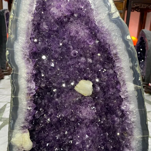 【千奇國際精品】超美火型紫水晶洞 ESPa+☆21.1kg(共生瑪瑙邊 鈦晶 方解石 聚氣旺宅開運)