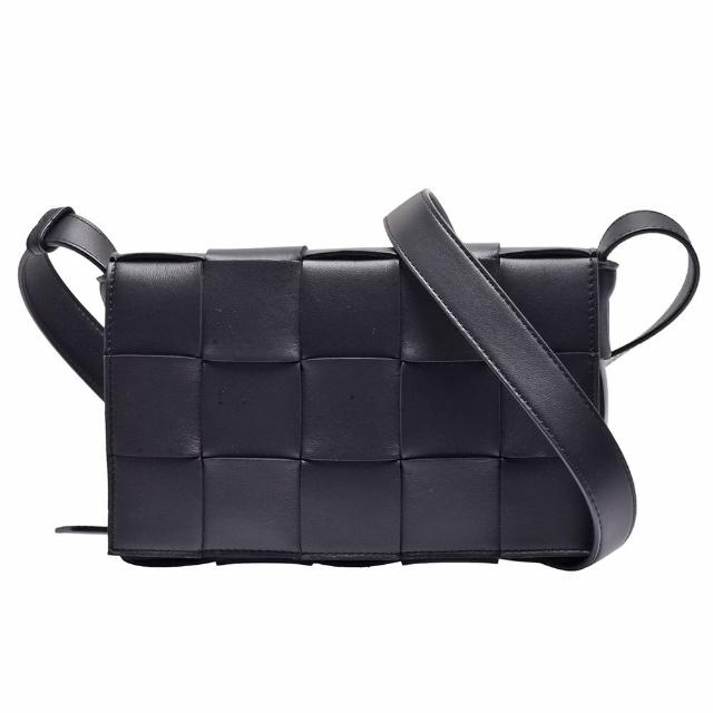 Bottega Veneta 寶緹嘉 CASSETTE 系列經典編織小羊皮磁釦斜揹包，黑色系設計，簡約時尚。採用高品質小羊皮製成，內層為羊皮，附原廠包裝盒、防塵套與說明卡。尺寸為長23cm、寬5cm、高14cm，背帶全長約118cm，適合女性日常使用，無外部與內部夾層，僅1個內袋，輕便實用。產地為義大利，商品來自歐洲，開口方式為磁釦設計，提把高度為0，風格百搭。
