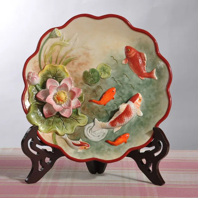 Function Art 藝術瓷】魚躍龍門陶瓷浮雕3D掛盤荷花與鯉魚(附木盤架