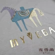 【MYVEGA 麥雪爾】天絲棉落肩造型馬印花logo上衣-灰(2024春夏新品)