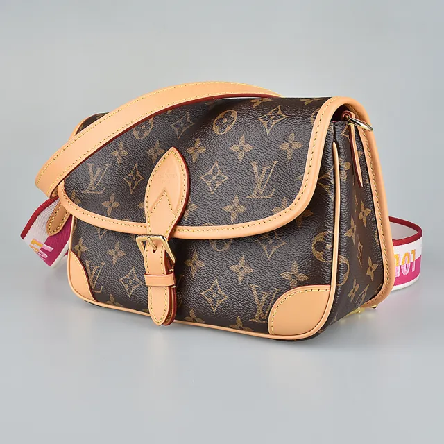 【Louis Vuitton 路易威登】LV M46049 DIANE 花紋LOGO寬版背帶設計Monogram帆布手提斜背包(咖啡x桃紅)